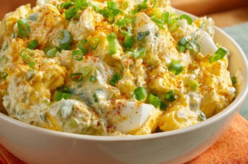 Cremiger Kartoffelsalat mit Ei und Frühlingszwiebeln (Nie wieder matschige Kartoffeln!)