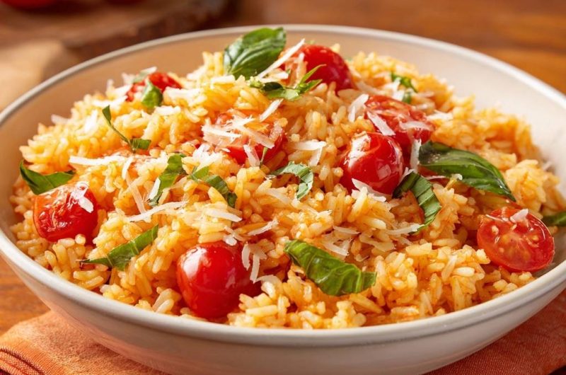 Cremiger Tomatenreis mit Basilikum und Parmesan (Nie wieder matschiger Reis!)