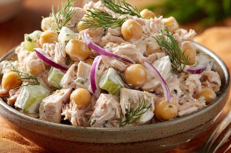 Frischer Hähnchen-Kichererbsen-Salat mit Dill