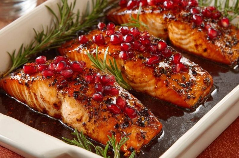 Granatapfelglasierter Lachs mit Rosmarin