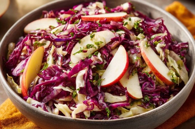 Knackiger Rotkohl-Apfel-Salat