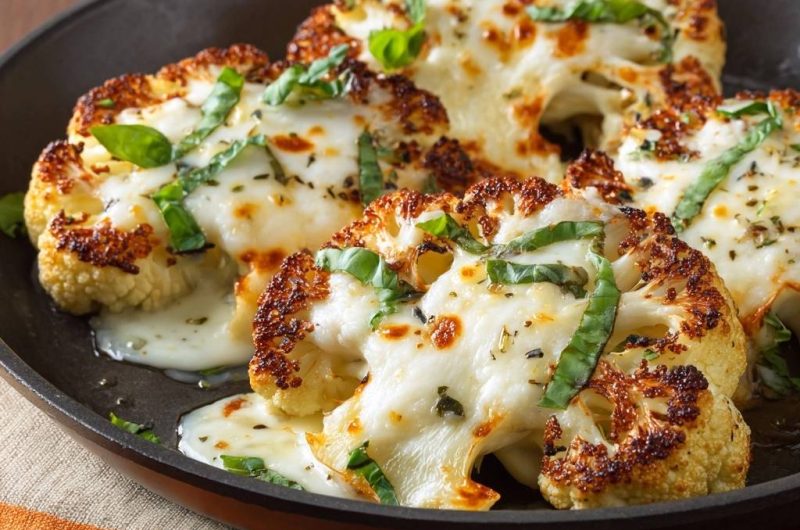 Knuspriger Blumenkohl mit Käse und Basilikum