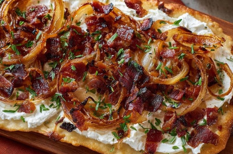 Ricotta-Flatbread mit karamellisierten Zwiebeln, Speck & Schnittlauch