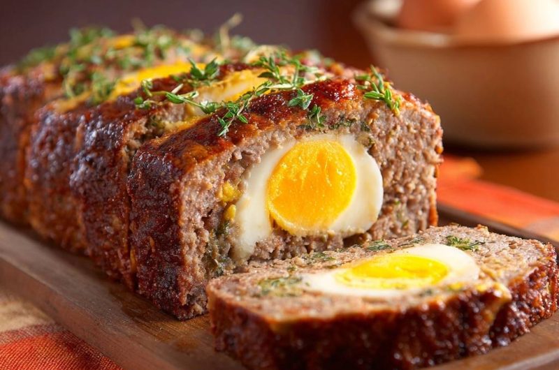 Saftiger Hackbraten mit weichem Ei