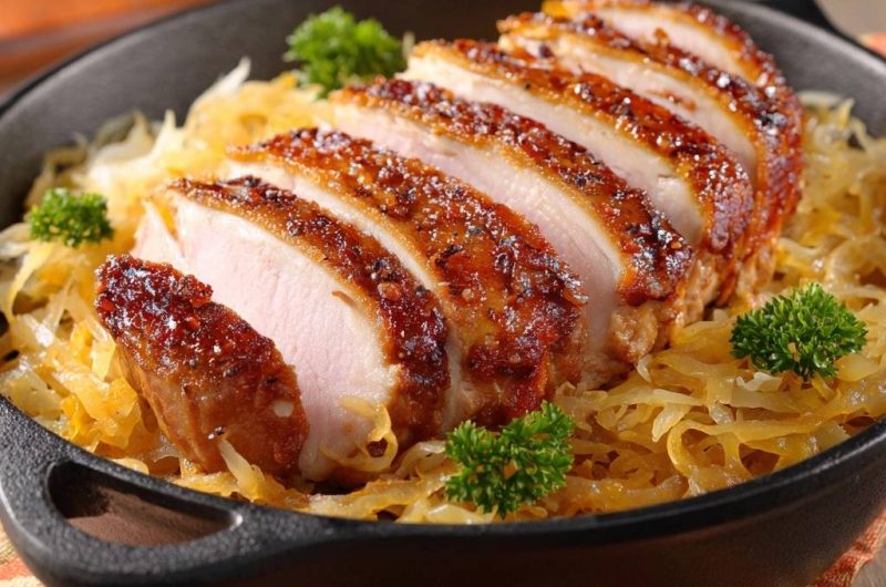 Saftiges Hähnchen auf Gold-Sauerkraut