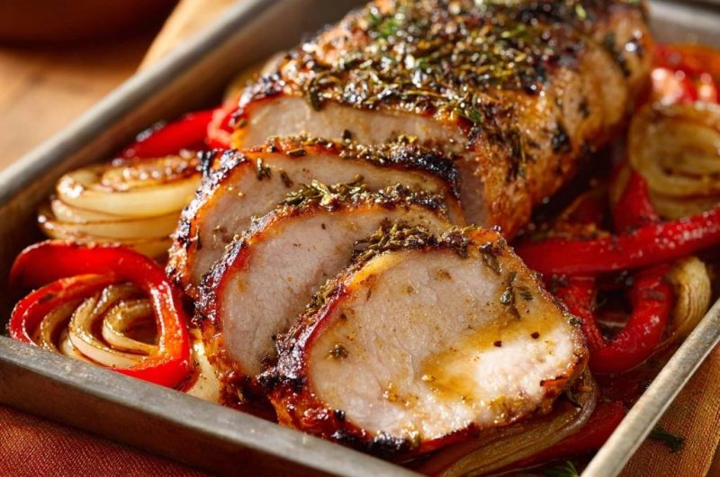 Saftiges Kräuter-Schweinefilet mit Paprika & Zwiebeln