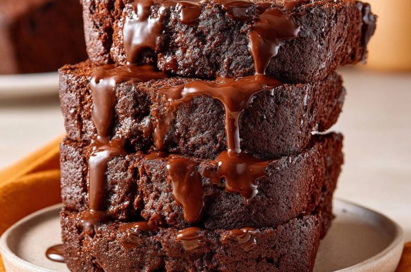 Saftiges Schokoladenbrot mit cremigem Guss