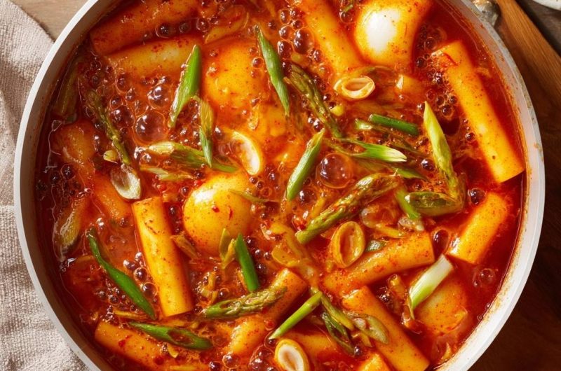 Scharfes Tteokbokki mit Spargel und Ei (Nie wieder matschige Tteok!)