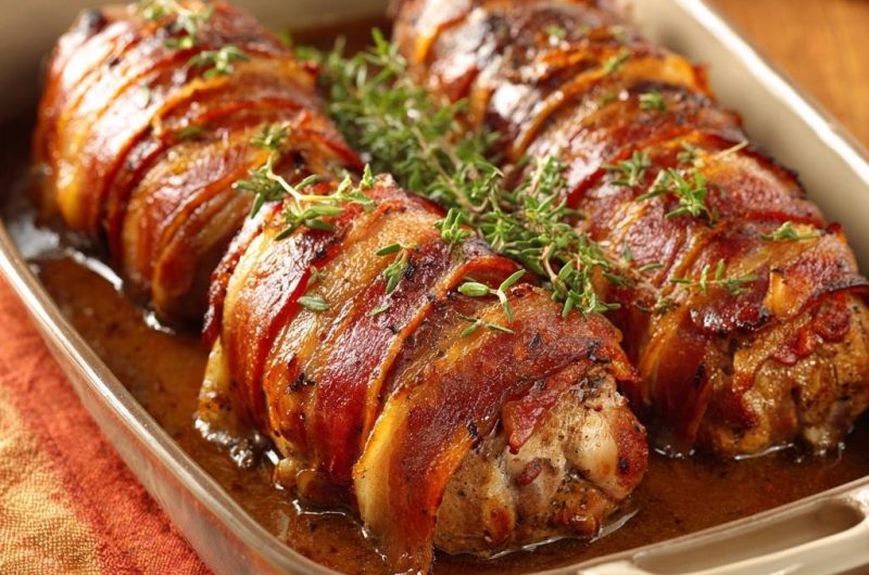 Speckumwickeltes Hähnchenfilet mit Thymiansauce