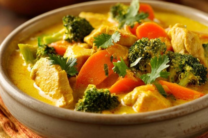 Thai Yellow Curry mit Hähnchen, Brokkoli & Karotten