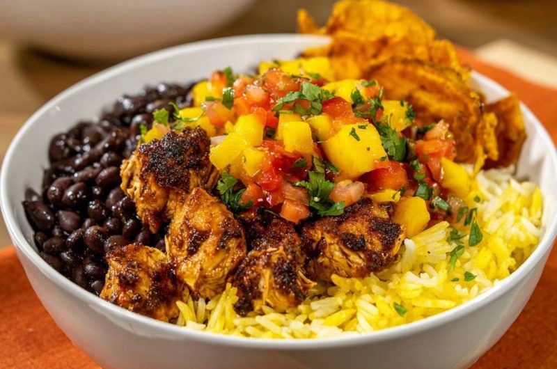 Tropischer Hähnchen-Bowl mit Mango-Salsa