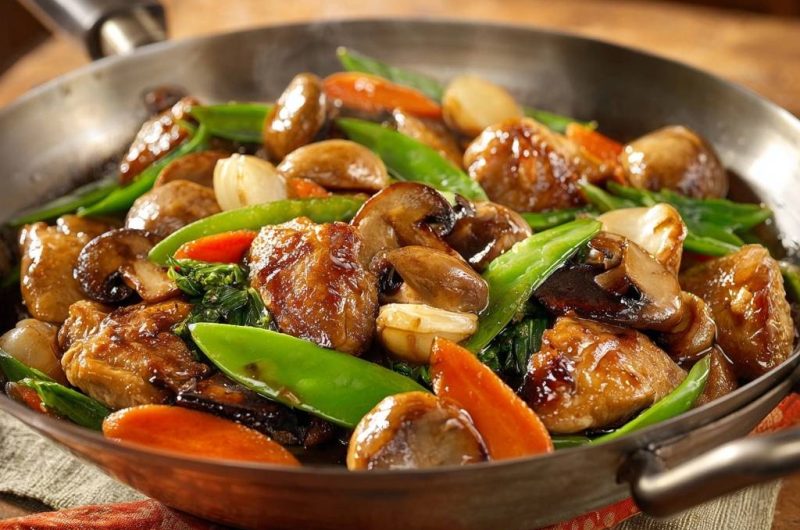 Wok-Hähnchen mit Schneckenbohnen, Pilzen und Karotten