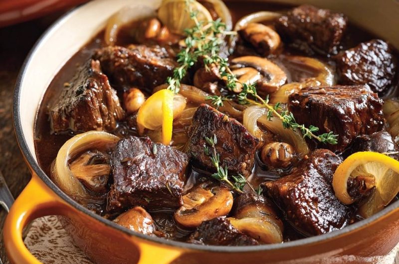 Zartes Rindfleisch mit Pilzen und Zwiebeln