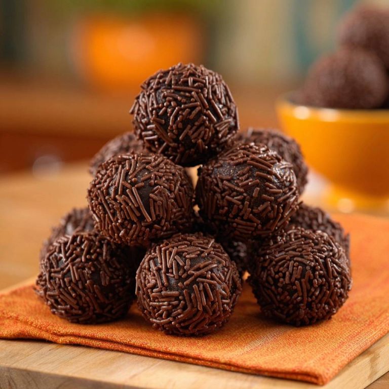 Schoko-Brigadeiros, liebevoll gerollt und mit feinen Schokoladenstreuseln überzogen, zeigen ihre Textur aus der Nähe.