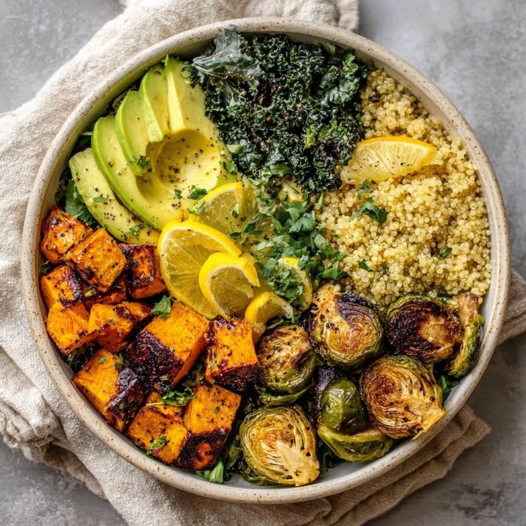 Knusprige Süßkartoffel-Rosenkohl-Power-Bowl von oben mit Avocado, Quinoa und Zitrone garniert