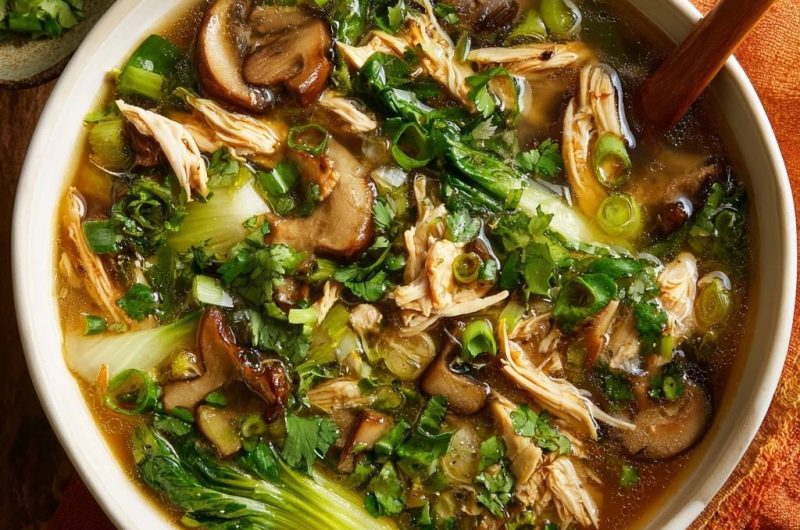 Asiatische Hühnersuppe mit Shiitake und Bok Choy
