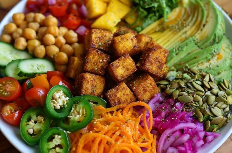 Bunte Regenbogen-Bowl mit Tofu