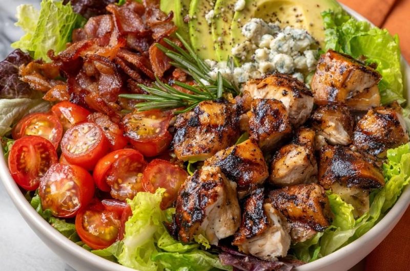 Herzhafter Cobb Salad mit Grillhähnchen
