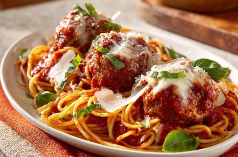 Italienische Spaghetti mit Fleischbällchen