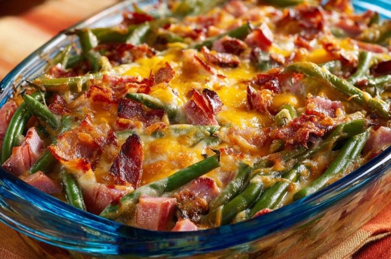 Knackiger Bohnen-Auflauf mit Bacon und Schinken
