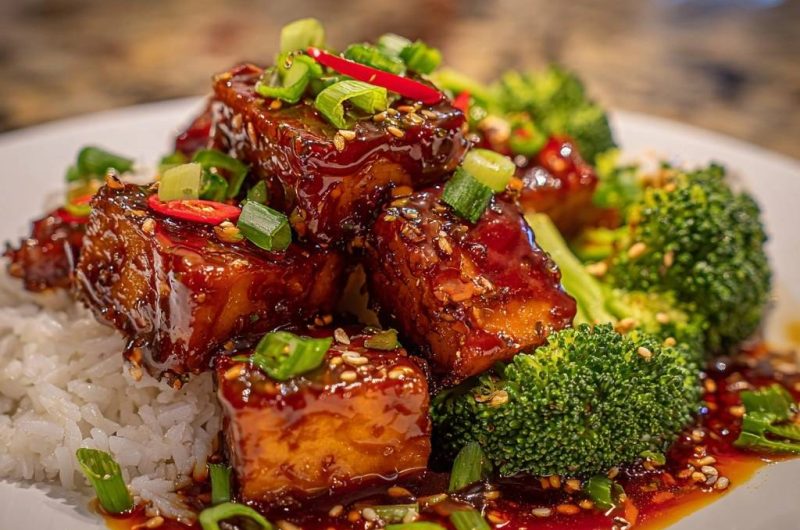 Knuspriger Teriyaki-Tofu mit Brokkoli