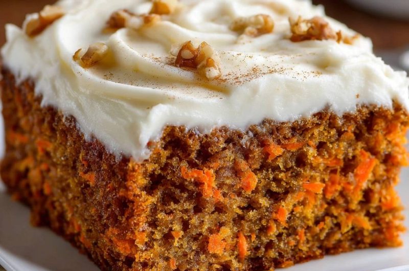 Saftiger Karottenkuchen mit Frischkäse-Frosting