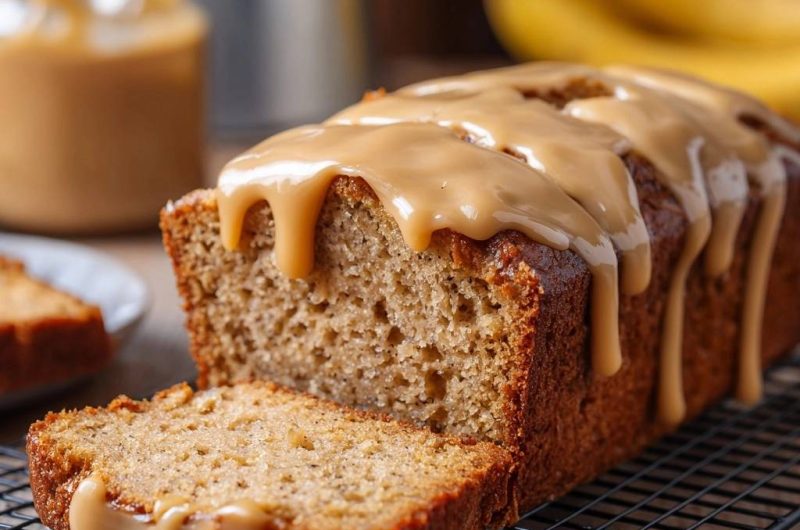 Saftiges Bananenbrot mit gesalzener Karamell-Fudge-Glasur