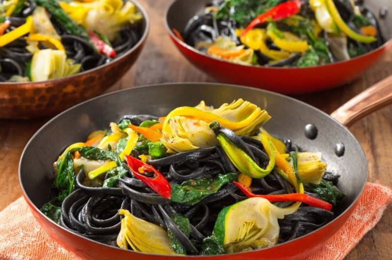 Schwarze Linguine mit Artischocken und buntem Gemüse