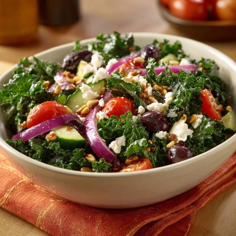 Griechischer Kale-Salat mit Feta, Oliven und Tomaten in einer Schüssel, nahaufnahme