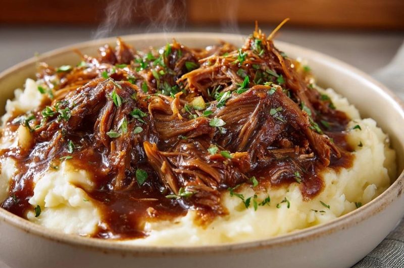 Zartes Rinder-Schmorgericht auf Kartoffelstampf
