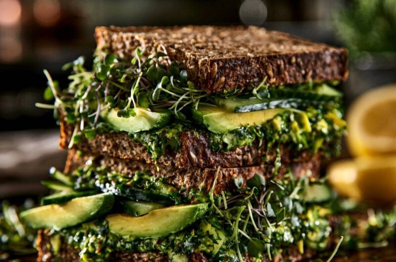 Avocado-Vollkorn-Sandwich mit Kräuterpesto (Der Anti-Matsche-Boden)
