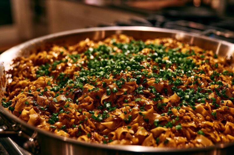 Herzhafte Eiernudel-Pfanne mit karamellisierten Zwiebeln