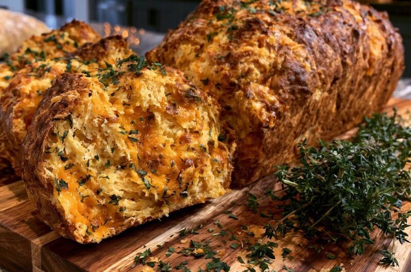 Herzhaftes Cheddar-Kräuter-Brot