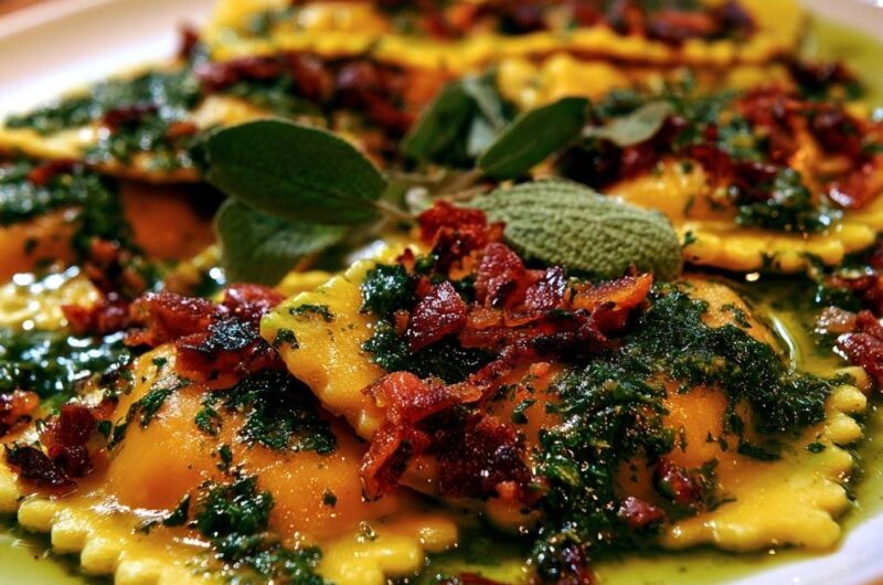 Kürbis-Ravioli mit Salbei-Pesto und Bacon