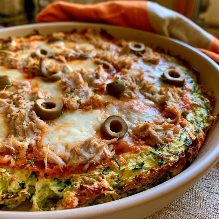 Low-Carb-Zucchiniboden-Pizza mit Thunfisch und Oliven